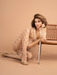Strumpfhose in Nude mit schwarzen Herzchen-Muster, elegant gestylt, Modefotografie