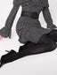 Frau in gepunktetem Kleid und gepunkteter Strumpfhose, elegante schwarze High Heels