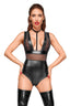Frau in schwarzem Wetlook Body mit Choker, tiefem Ausschnitt und Netzdetails