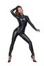 Frau im schwarzen Wetlook Catsuit mit langer Leine, hohe Absätze, figurbetont, Studioaufnahme