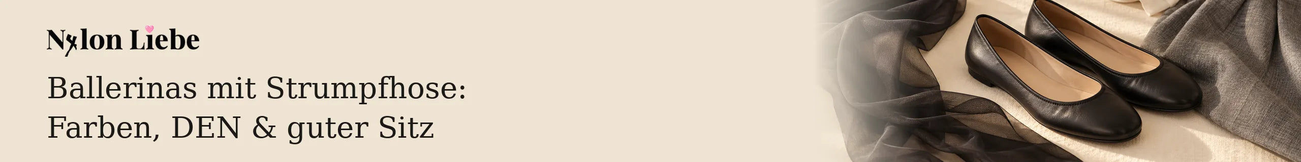 Schwarze flache Ballerinas mit feiner dunkler Strumpfhose, grauem Stoff und cremefarbener Bluse auf Beige.