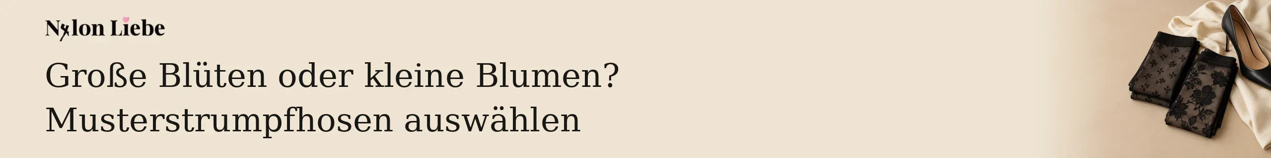 Zwei schwarze Strumpfhosen mit unterschiedlich großen Blumenmotiven neben hellem Stoff und Pumps.
