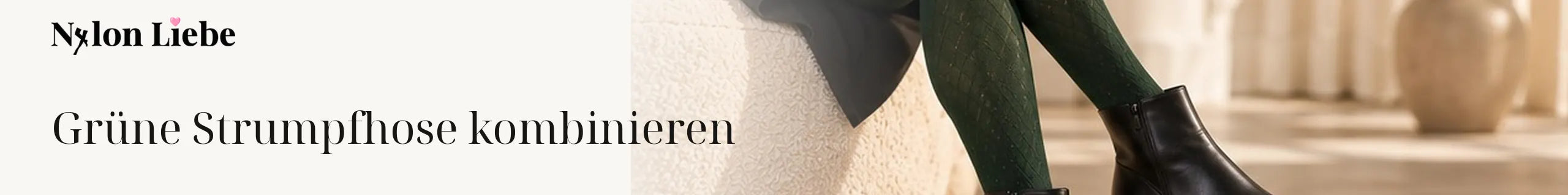 Nylon Liebe – dunkelgrüne gemusterte Strumpfhose mit schwarzen Stiefeletten