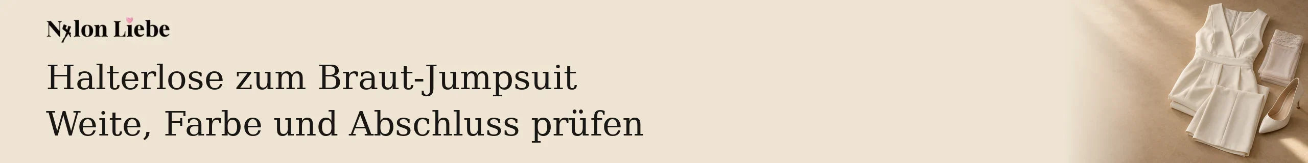 Elfenbeinfarbener Hosenstoff, gefaltete helle Strümpfe mit Spitze und ein heller Schuh.