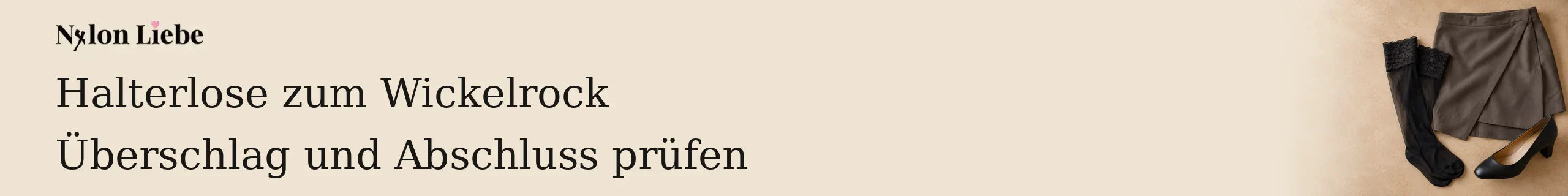 Schwarze Strümpfe mit Spitzenabschluss neben den überlappenden Stoffbahnen eines Wickelrocks.