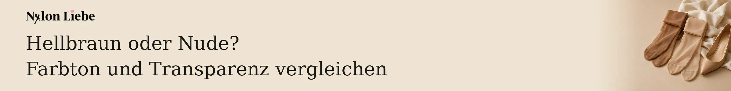 Hellbraune und beigefarbene Feinstrumpfhosen neben hellem Stoff und Schuh.