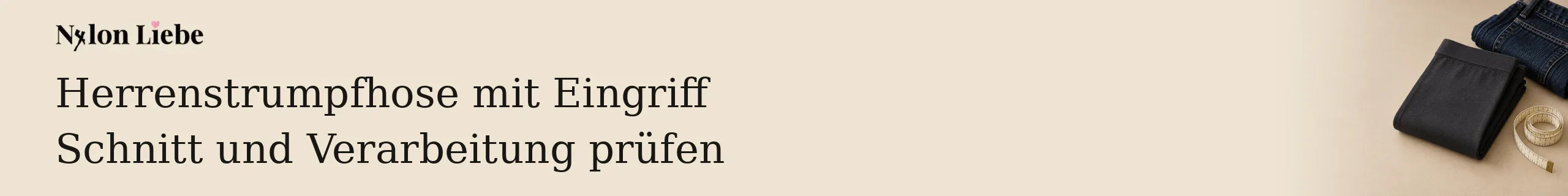 Gefaltete graue Strumpfhose neben dunklem Denim und Maßband.