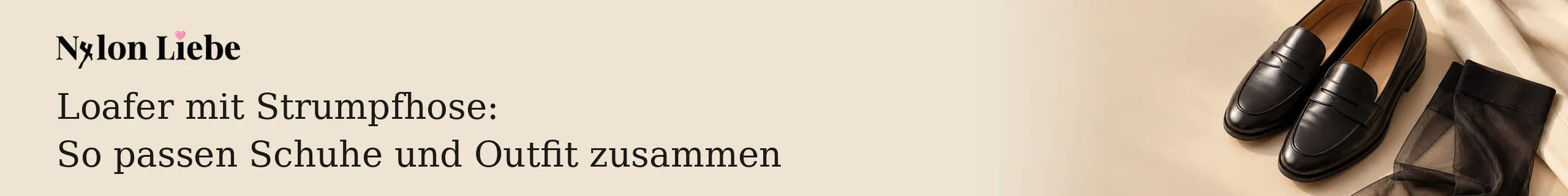 Schwarze Penny-Loafer neben feiner schwarzer Strumpfhose und cremefarbenem Rock auf beigem Hintergrund.