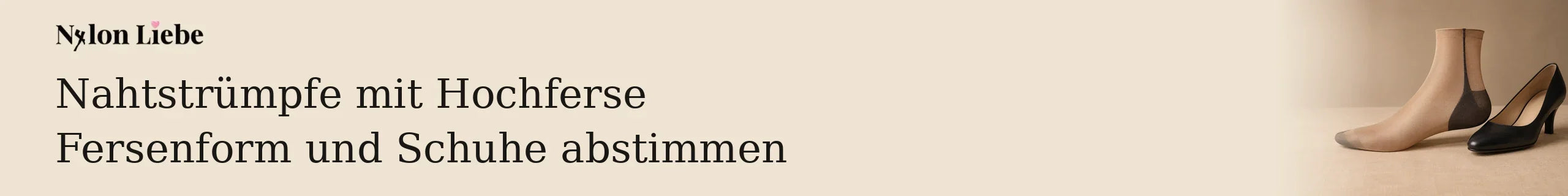 Ungetragener heller Nahtstrumpf mit dunkler hochgezogener Fersenpartie neben einem schwarzen Pumps.