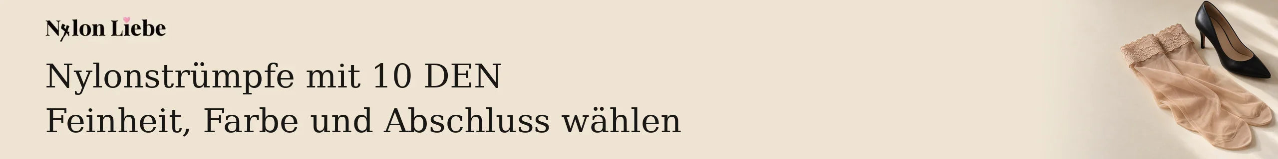 Feine hautfarbene halterlose Strümpfe mit Spitzenabschluss neben einem schwarzen Pumps.