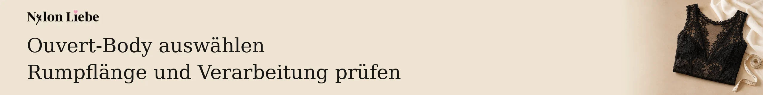 Gefalteter schwarzer Spitzenbody neben Maßband und cremefarbenem Stoff.
