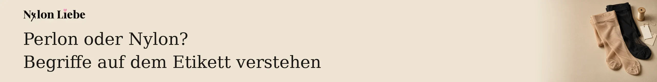 Feine beigefarbene und schwarze Strumpfhosen neben unbeschrifteten Etiketten und Garnrolle.