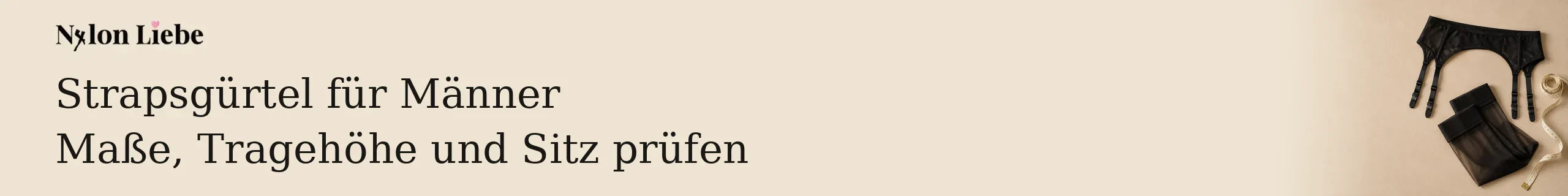 Schwarzer Strapsgürtel neben gefalteten Strümpfen und Maßband.