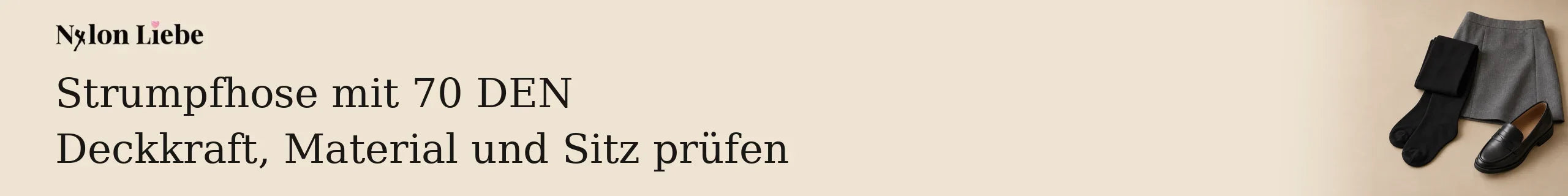 Matte schwarze Strumpfhose neben grauem Rock und schwarzem Loafer.