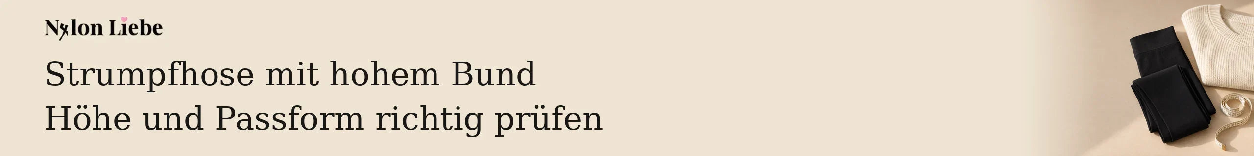 Schwarze Strumpfhose mit hohem Taillenbereich neben hellem Strick und Maßband.
