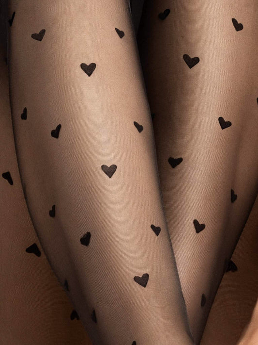 Styling-Highlight: Katrin Bauerfeind in Strumpfhose mit Herzen bei Till Tonight