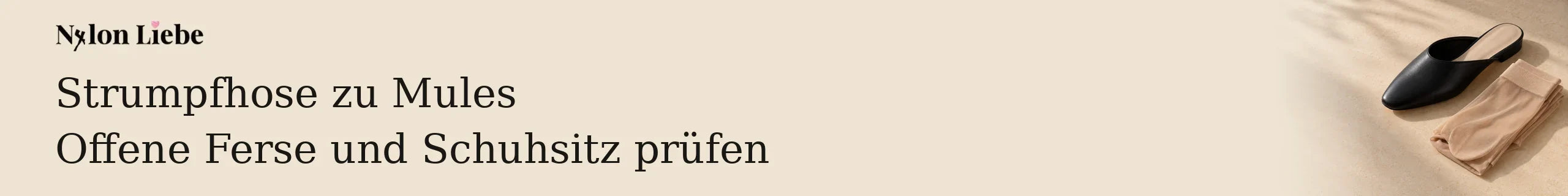 Schwarzer hinten offener Mule neben gefalteter hautfarbener Feinstrumpfhose.