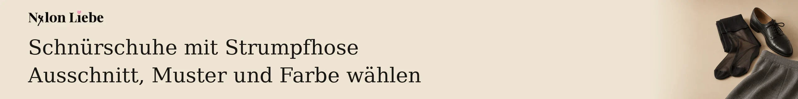 Schwarze Strumpfhose neben flachem Lederschnürschuh mit Lochverzierung und grauem Rockstoff.