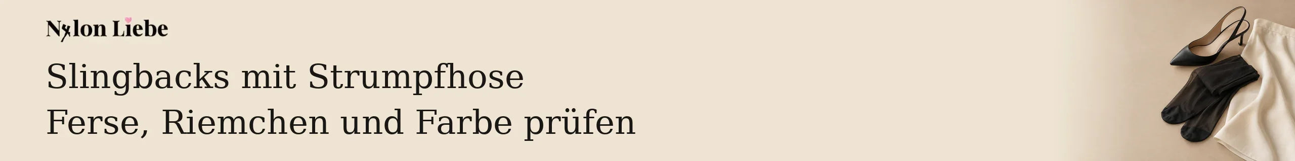 Schwarze Feinstrumpfhose neben Slingback mit offenem Fersenbereich und Fersenriemchen.