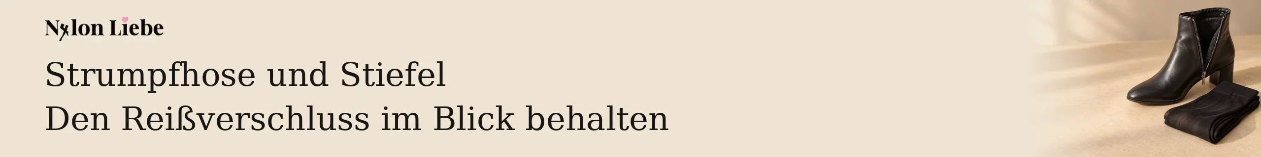 Schwarze Stiefelette mit geöffnetem Reißverschluss neben gefalteter Feinstrumpfhose.