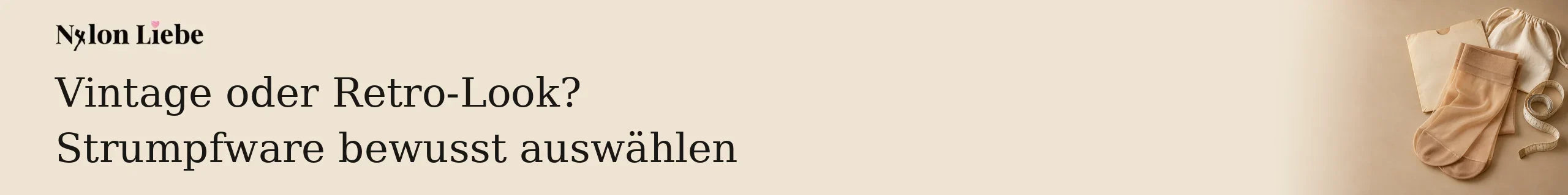 Beigefarbene Strumpfware neben neutraler Papierhülle, Stoffbeutel und Maßband.