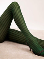 Grün gestreifte Strumpfhose für Damen, elegant, blickdicht auf hellem Teppichboden