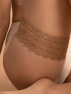 Halterlose Nylonstrümpfe mit breitem Spitzenabschluss in Beige, offen an den Zehen