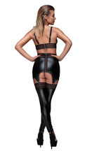 Rückansicht einer Frau in halterlosen Wetlook Strümpfen mit Strapsen und High Heels