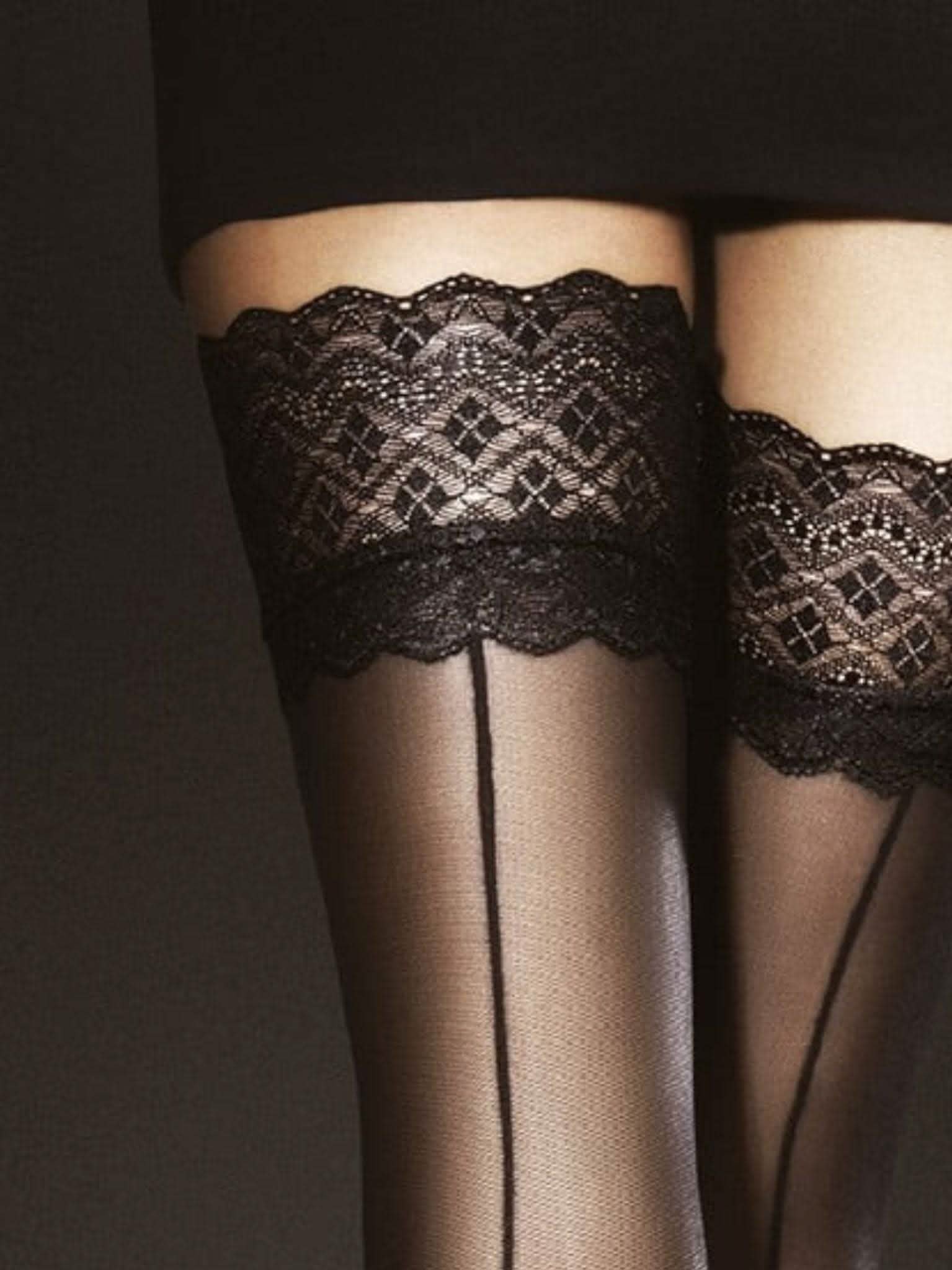 Schwarze halterlose Nylonstrümpfe mit Spitzenabschluss und Naht, elegant und transparent