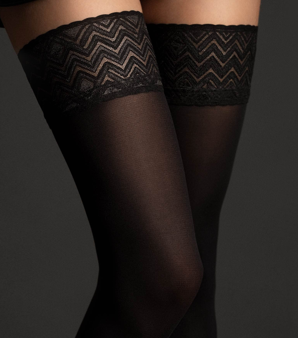 Schwarze halterlose Nylonstrümpfe mit eleganter Spitze und Zickzackmuster