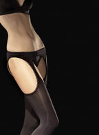 Damenmodell trägt transparente schwarze Straps-Strumpfhose vor dunklem Hintergrund