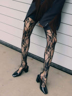 Transparente Spitzen-Strumpfhose mit floraler Musterung, kombiniert mit Pumps und Blazer