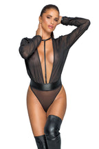 Frau im transparenten schwarzen Mesh-Body mit tiefem V-Ausschnitt und Halsband, modisch sexy