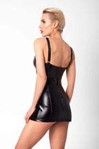 Frau in schwarzem Wetlook Minikleid mit Ringgürtel, figurbetont, sexy Clubwear