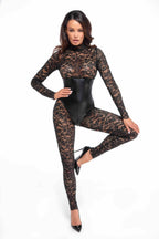 Vrouw in zwarte kanten catsuit met imitatielederen inzet, elegante pose, hoge hakken