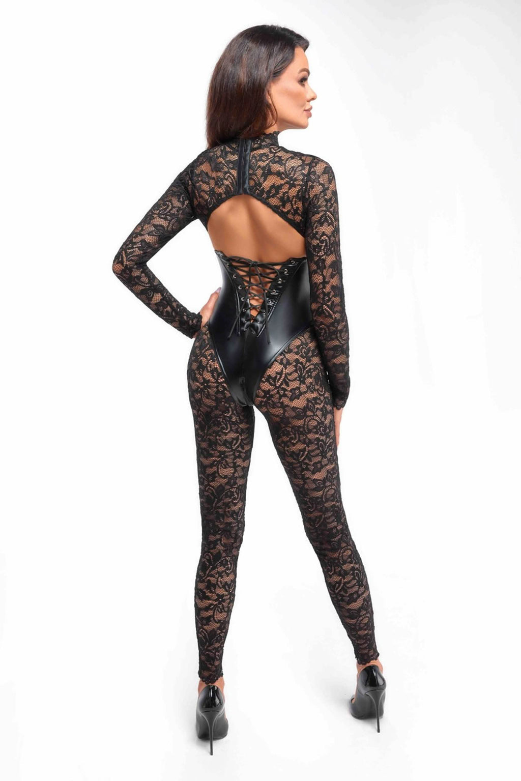 Vrouw in zwarte kanten catsuit met ruguitsnijding en vetersluiting, hoge hakken