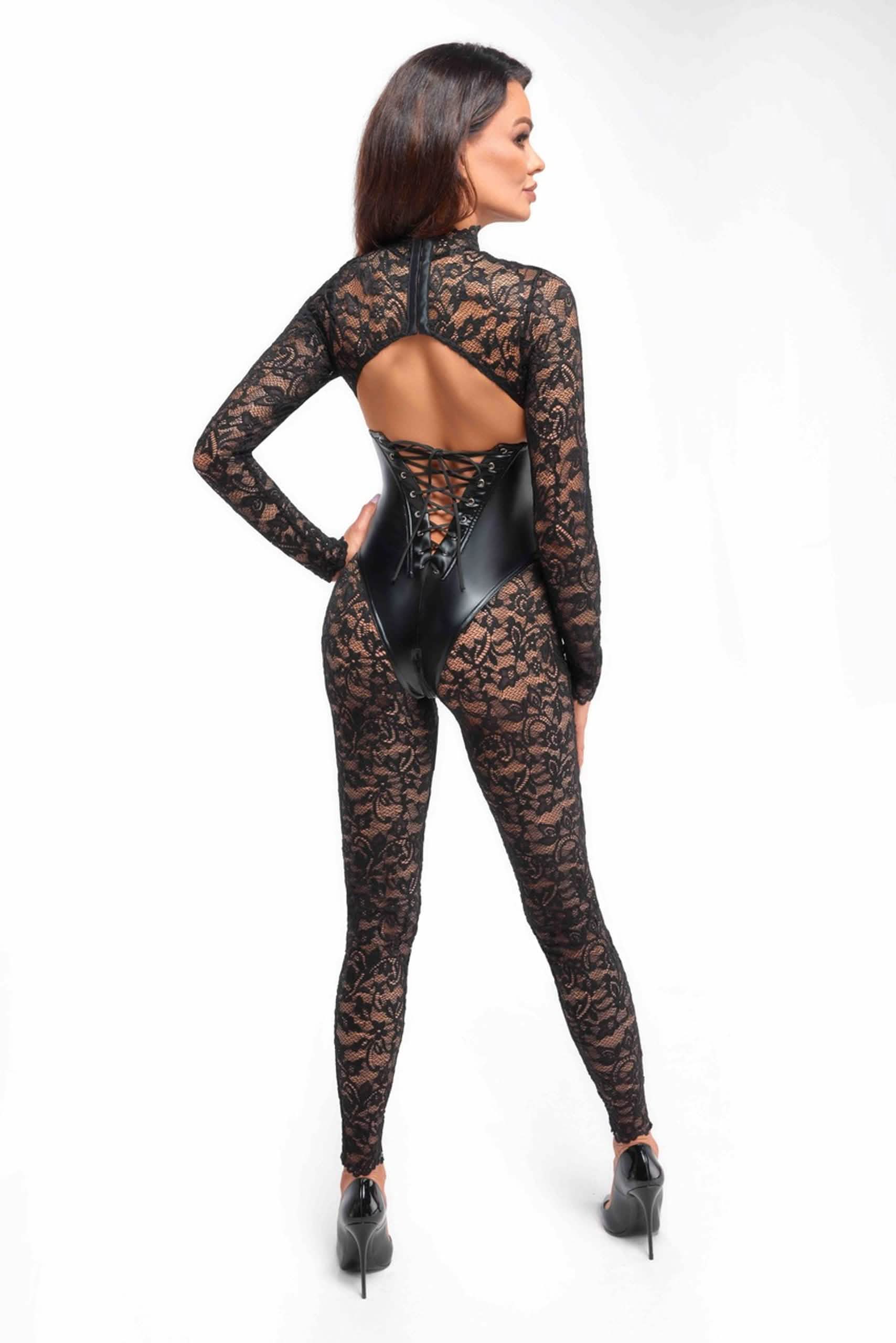 Vrouw in zwarte kanten catsuit met ruguitsnijding en vetersluiting, hoge hakken