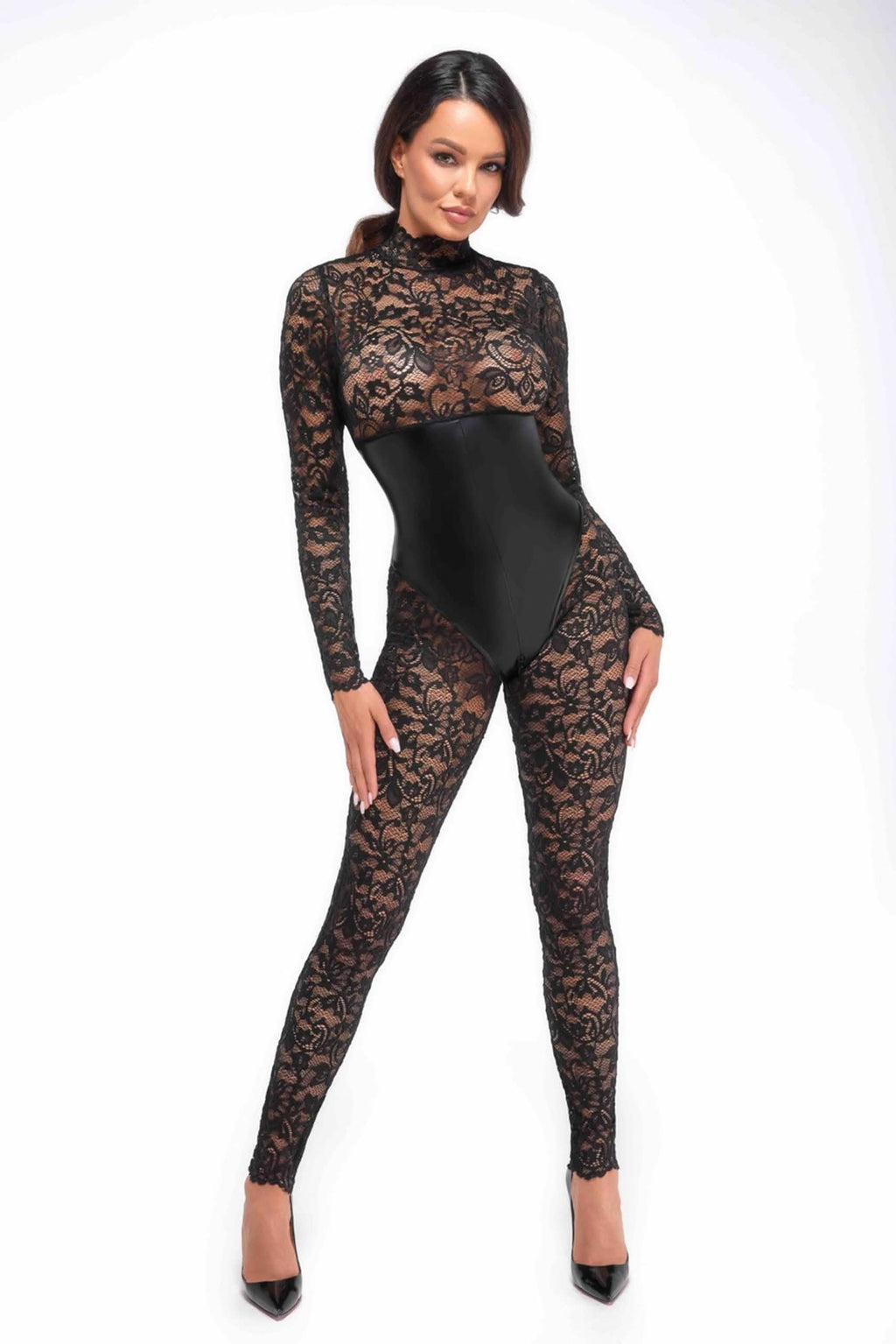 Vrouw in zwarte kanten catsuit met lange mouwen, aansluitend, elegante look