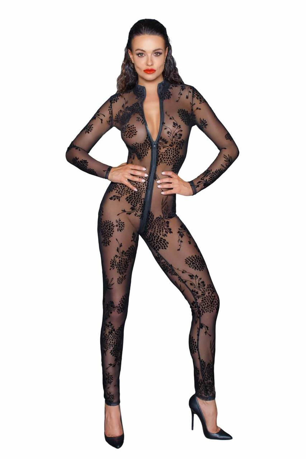 Frau im transparenten, schwarzen Nylon-Catsuit mit floralem Muster und Reißverschluss