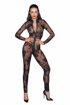 Frau im transparenten, schwarzen Nylon-Catsuit mit floralem Muster und Reißverschluss