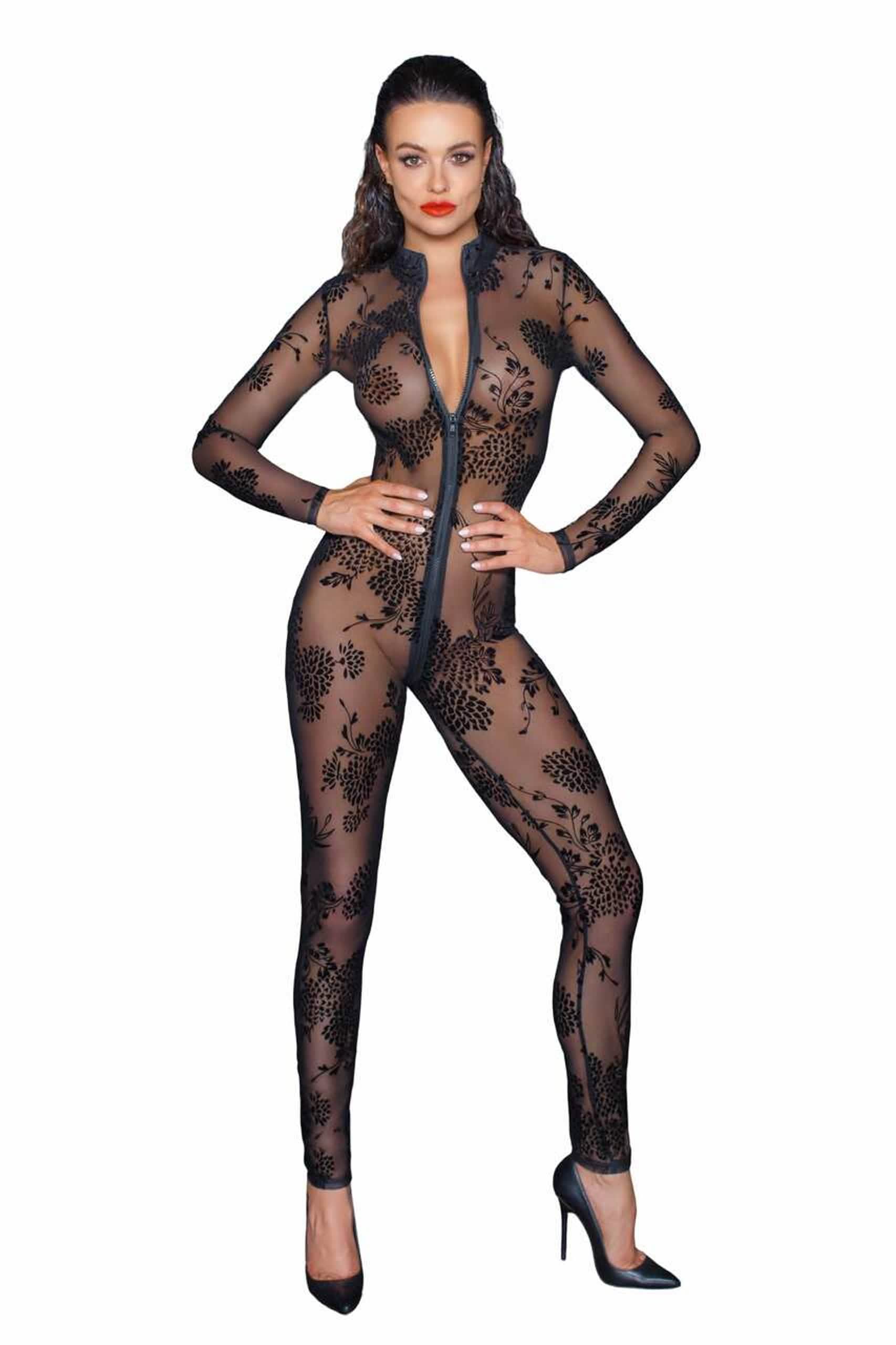 Frau im transparenten, schwarzen Nylon-Catsuit mit floralem Muster und Reißverschluss