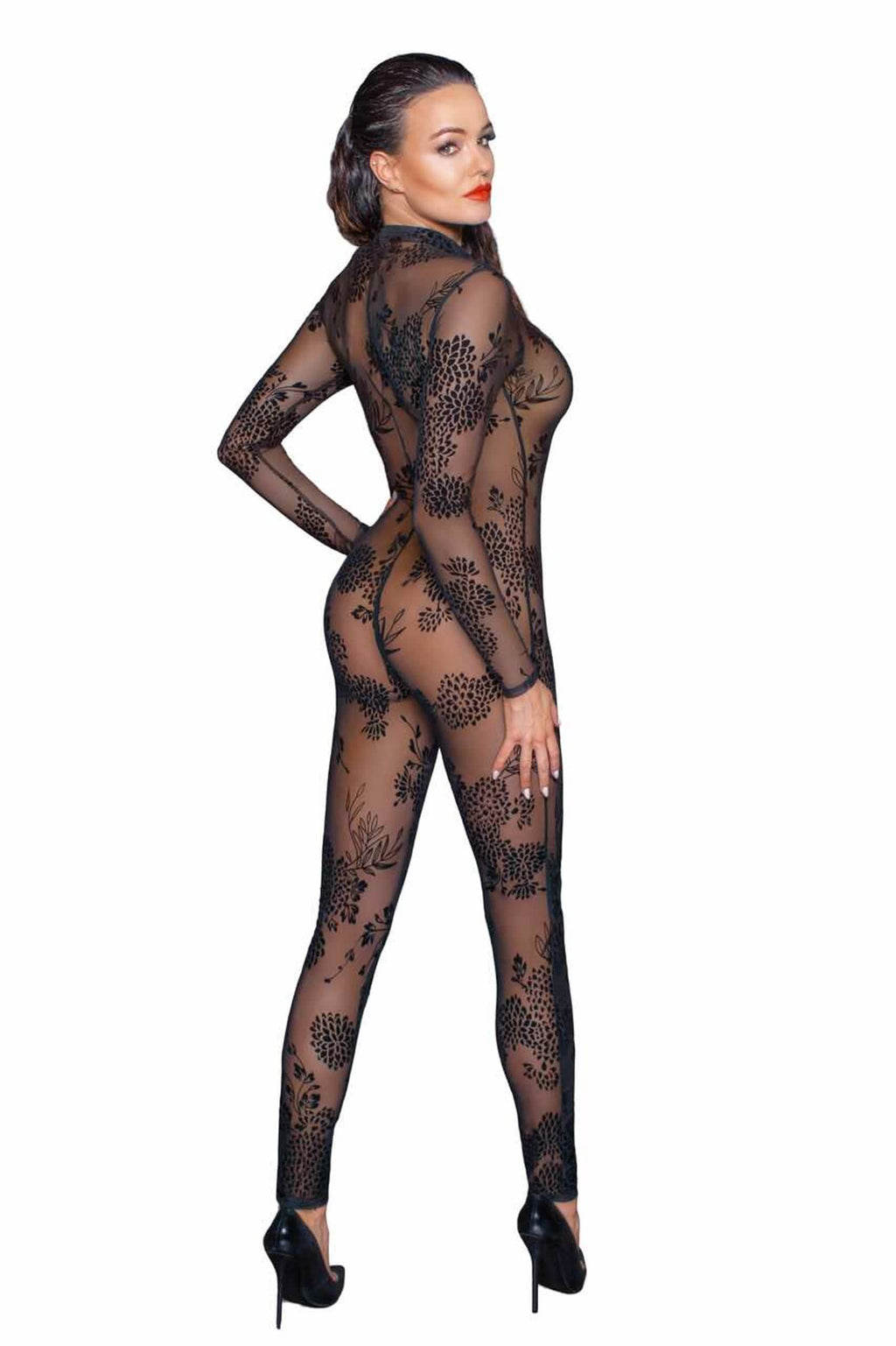 Frau im transparenten, schwarzen Nylon-Catsuit mit floraler Musterung und High Heels