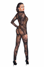 Frau im transparenten, schwarzen Nylon-Catsuit mit floraler Musterung und High Heels