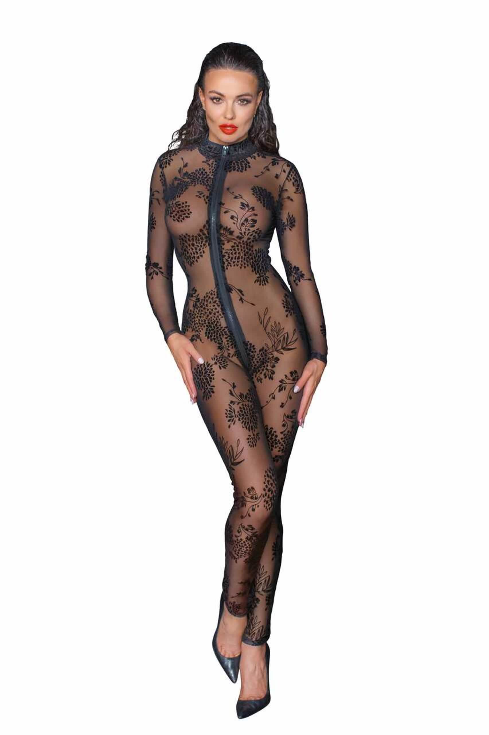 Frau im transparenten, schwarzen Nylon-Catsuit mit floralen Mustern und Reißverschluss vorne