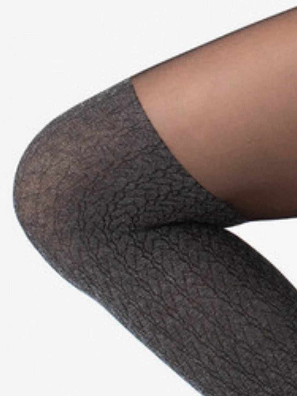 Schwarze Overknee-Strumpfhose mit feinem Muster auf hellem Hintergrund
