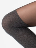 Schwarze Overknee-Strumpfhose mit feinem Muster auf hellem Hintergrund