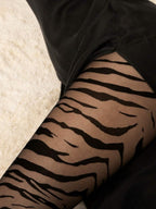 Strumpfhose mit Tiger-Muster in Schwarz auf beigem Untergrund, Nahaufnahme