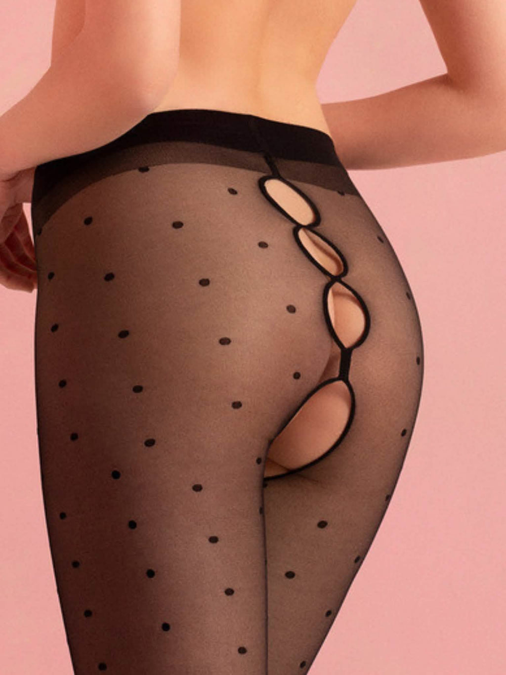 Transparente Strumpfhose mit Rückenausschnitt und Tupfenmuster vor rosa Hintergrund