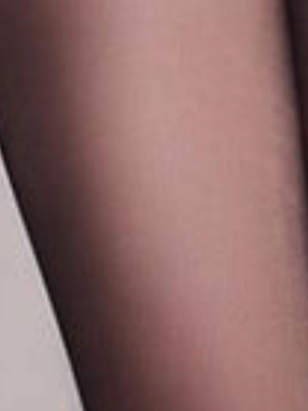 Transparente Strumpfhose, seidig glänzend, Nahaufnahme am Bein