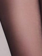 Transparente Strumpfhose, seidig glänzend, Nahaufnahme am Bein